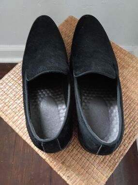 Men's Black Velvet Slip-On Loafers - Streamlined Comfort